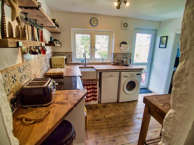 Knocker Cottage: Cozy 3-Bedroom Retreat Near Beaches Camborne Exterior photo